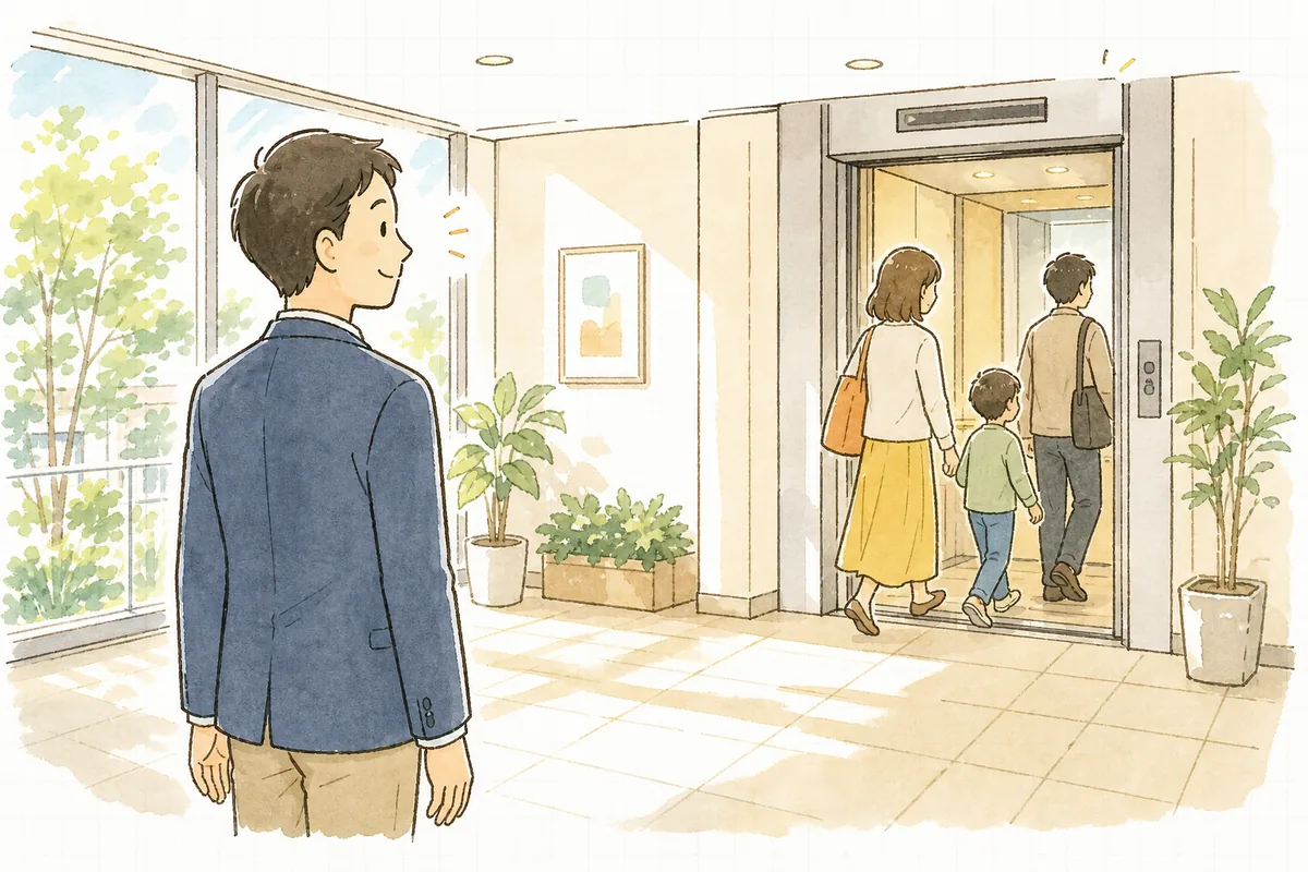 復旧したエレベーターの前で、住人を見送りながら穏やかな表情を浮かべている賃貸管理担当者