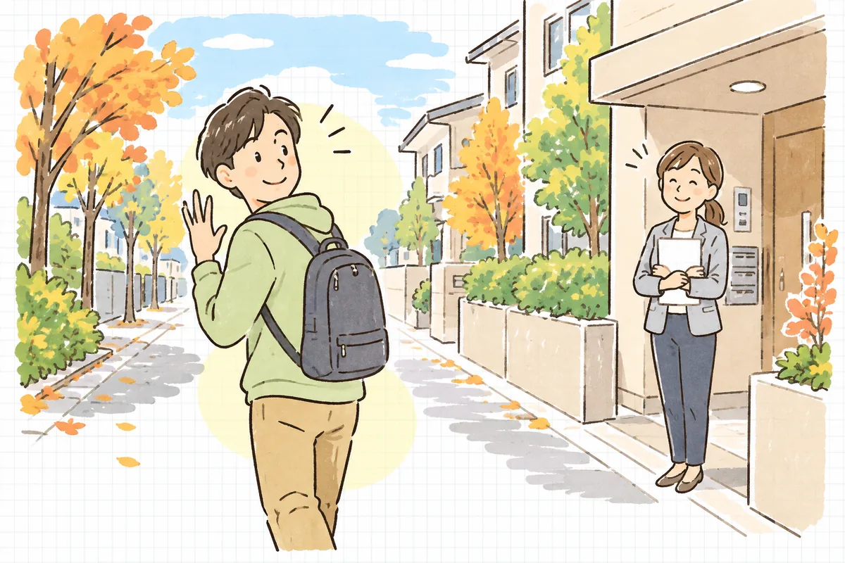 鍵を返し終えた入居者が笑顔で会釈し、賃貸管理担当者が穏やかに見送るアパートの前の情景
